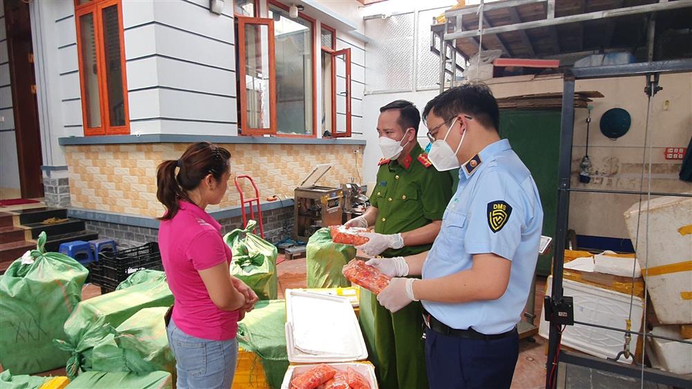 Phát hiện gần 1 tấn trứng non bốc mùi, không rõ nguồn gốc tại Hà Nội